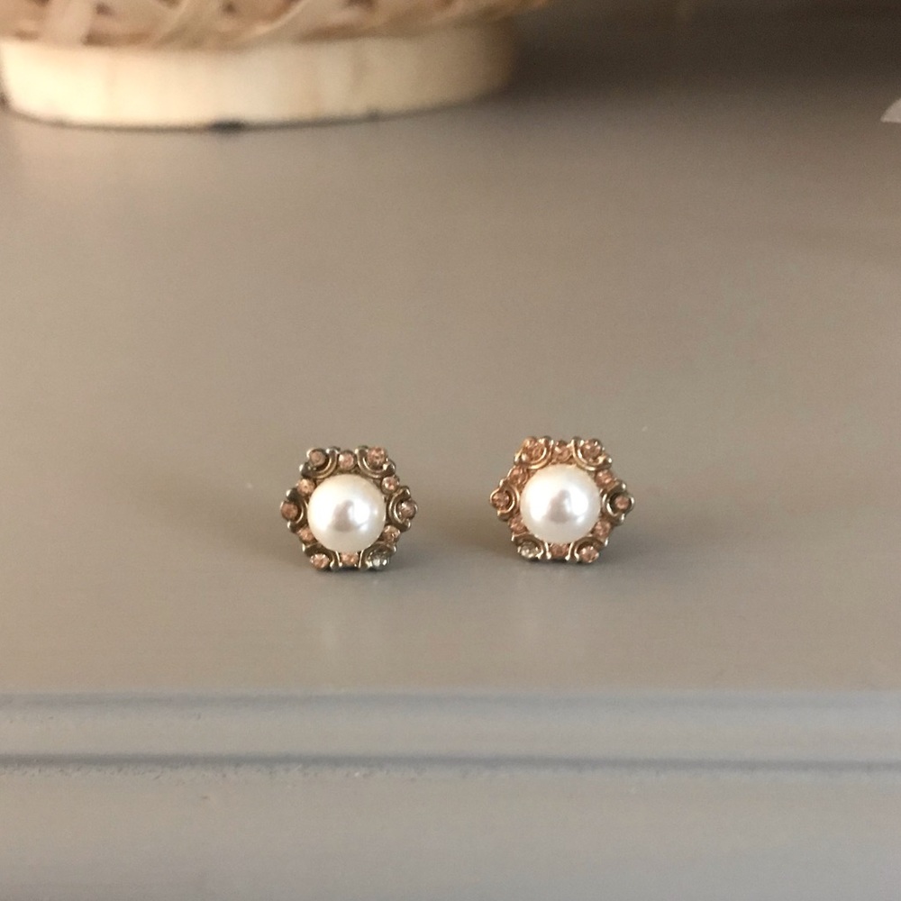 Geometric pearl studs
